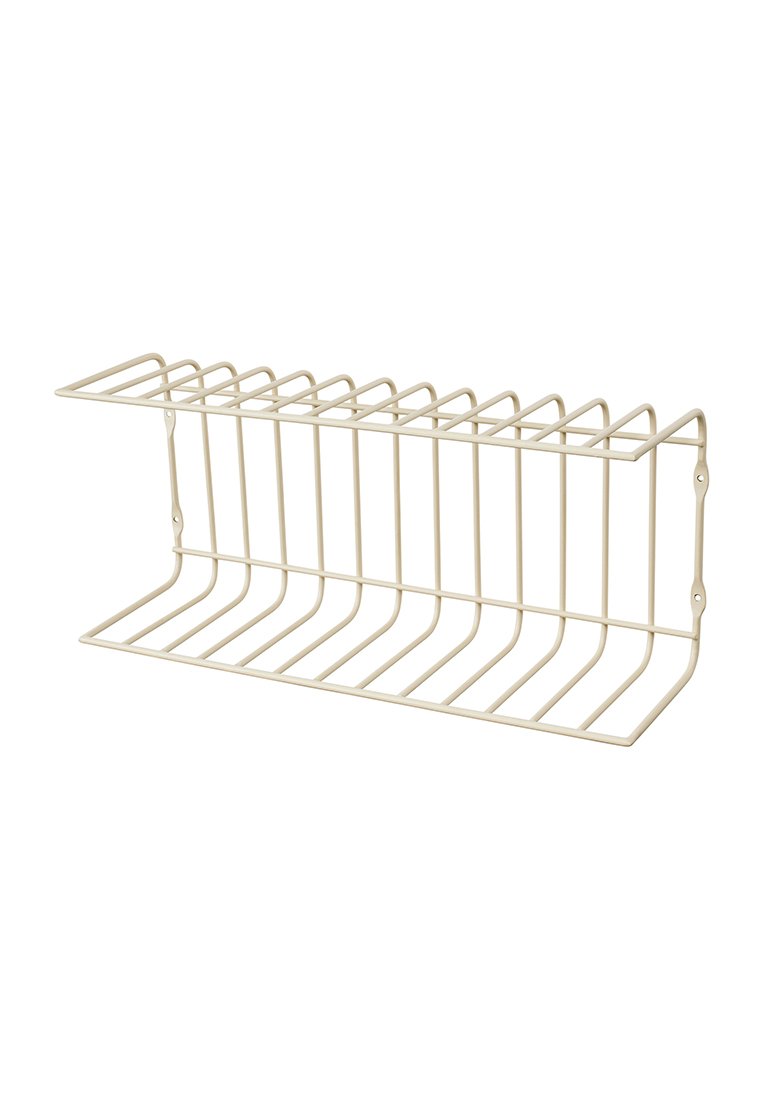 Metalltrådhylla med en beige yta, utrustad med vertikala spjäll och en rektangulär design för förvaring eller visning, försedd med väggmonteringshål.