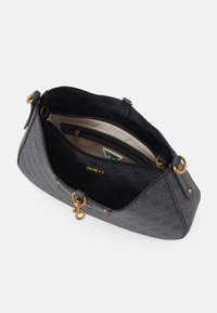 Handtas van grijze stof met gouden beslag, twee binnenvakken, een ritsvak en een voering met logopatroon. Verstelbare schouderriem inbegrepen.