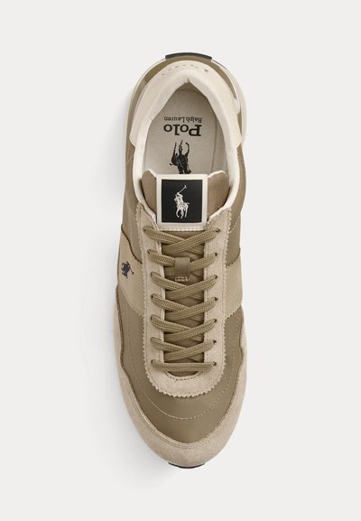 Beige och tanfärgad Polo Ralph Lauren-sneaker med snören, mocka- och tygpaneler samt Polo-logotyp på tungan och sidan, sedd uppifrån.