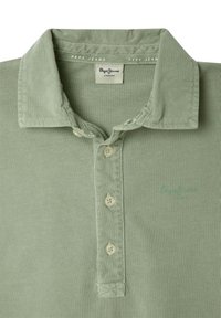 Ljusgrön polo med ribbad textur, krage och fyra knappstängningar. Har en broderad logotyp i matchande färg.