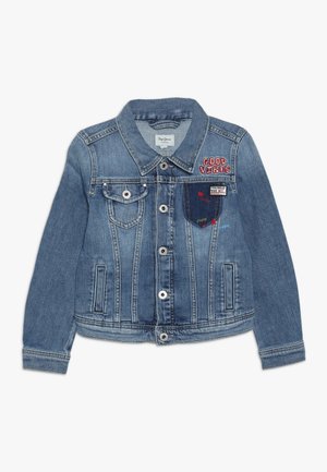 Blaue Jeansjacke mit Knopfleiste vorne, Brusttaschen und bestickten Patches mit der Aufschrift "GOOD VIBES" und "PORTOBELLO ROAD W11".