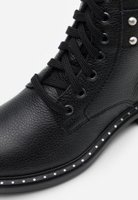 Richter Stivaletti stringati - black