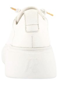 Białe skórzane sneakersy, zaokrąglony nosek, płaska podeszwa, z wyszywaną pętelką z tyłu, subtelnym logo na pięcie i elastycznymi sznurówkami z żółtymi akcentami.