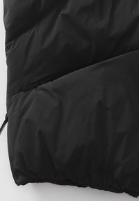 Schwarze Pufferjacke mit glattem, mattem Stoff, einem Reißverschlussfach und einem gerafften Saum für Wärme und Komfort.