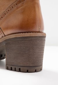 Pier One Botines con cordones - cognac