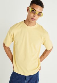 Selected Homme SLHLOOSEOSCAR O-NECK  - Paprasti marškinėliai - sahara sun