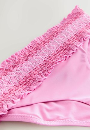 Vaaleanpunainen bikinin alaosa, jossa on smokkivuori ja röyhelöreunat sekä sileä kangas, suunniteltu mukavuutta ja istuvuutta varten.