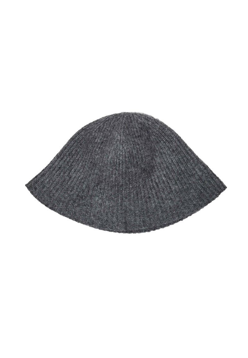 Cappello a maglia grigia a coste con forma arrotondata, caratterizzato da una texture delicata e una visiera ampia che si assottiglia verso la parte posteriore.