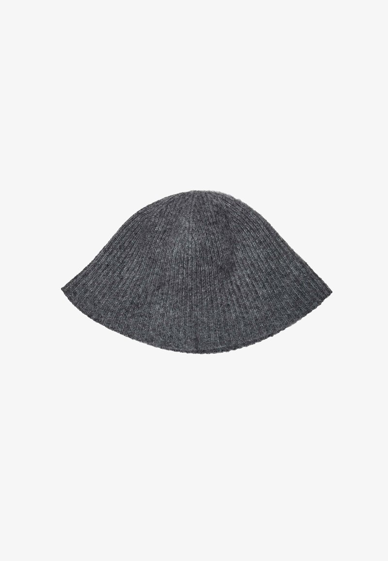 Cappello a maglia grigia a coste con forma arrotondata, caratterizzato da una texture delicata e una visiera ampia che si assottiglia verso la parte posteriore.