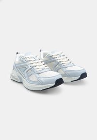 Scarpe da atletica azzurro chiaro e bianche con materiale in rete e sintetico, design con lacci, suola imbottita e suola in gomma blu navy texturizzata.