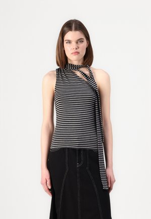 Gestreiftes ärmelloses Top in Schwarz und Grau, mit hohem Kragen, einem gedrehten Frontdetail und einem fließenden Seitengebund. Weiche Stoff-Textur.