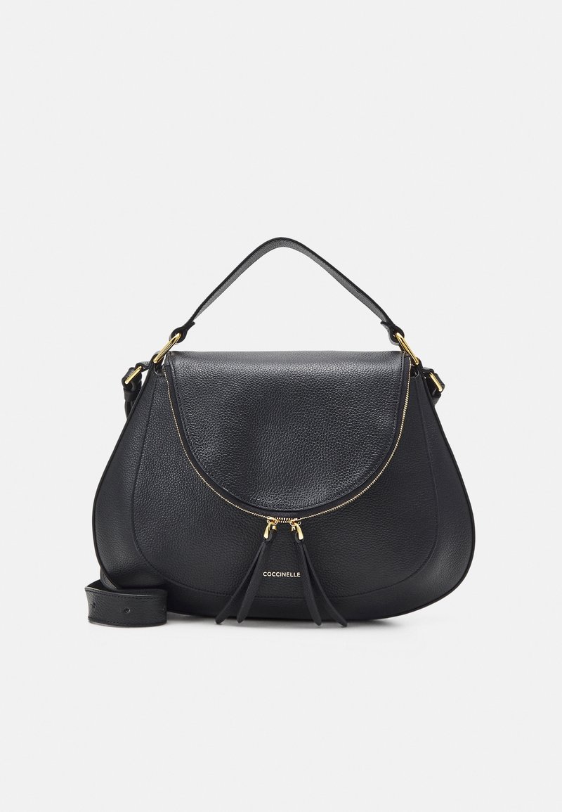 Sac à main en cuir noir avec détails de fermeture éclair dorée, rabat courbé, poignée supérieure et bandoulière amovible sur fond blanc.