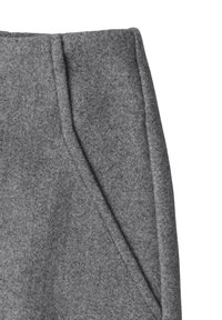 Primo piano di una gonna in lana grigia con una tasca laterale e cuciture visibili su uno sfondo bianco.