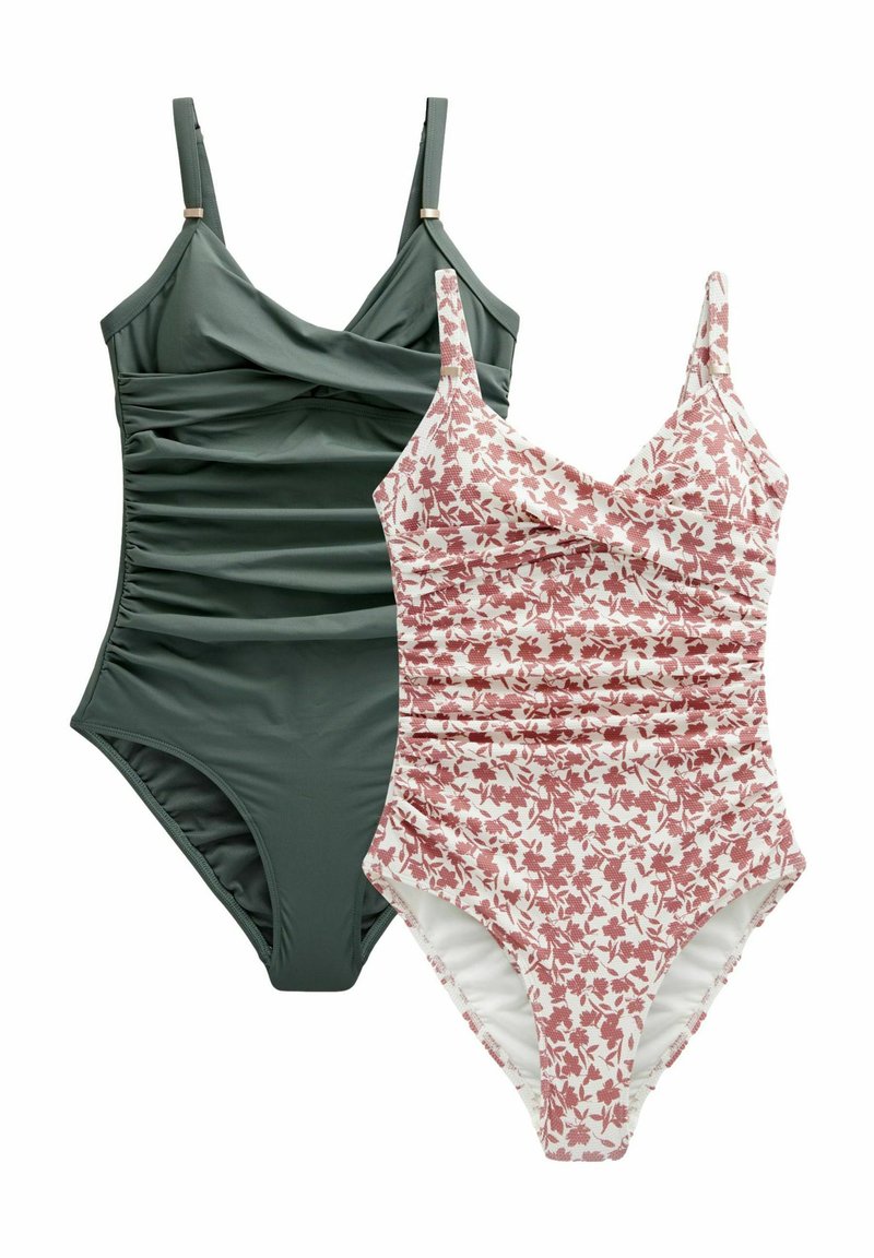 Deux maillots de bain une pièce : l'un en vert foncé avec des détails froncés et des bretelles ajustables, et l'autre avec un motif floral rose et un design froncé similaire.