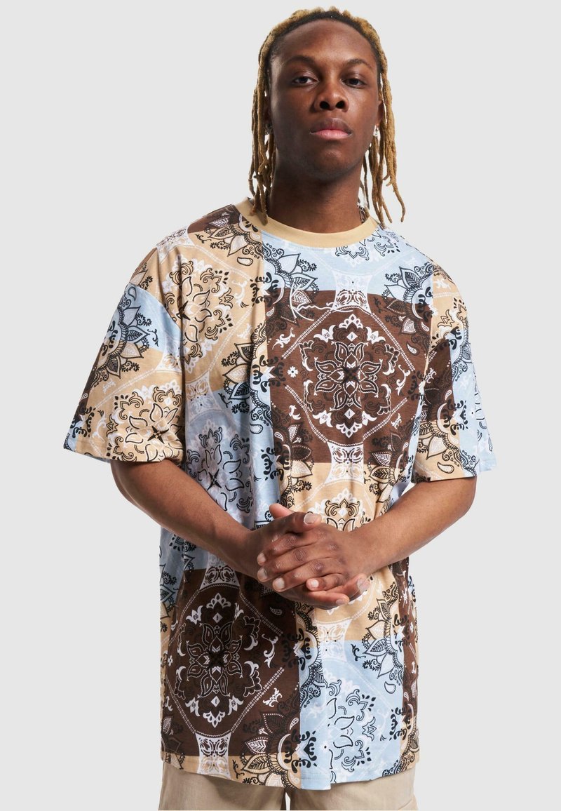 Karl Kani SMALL SIGNATURE PAISLEY - T-shirts med print - sand
