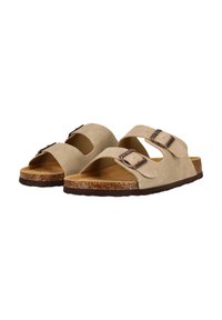 Beige mockaskinnsandaler med två justerbara remmar och silvriga spännen, med en korkfotbädd och en brun gummisula för bra grepp.