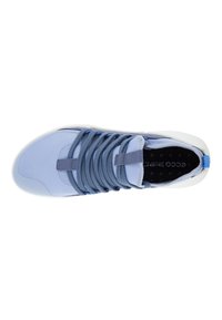 Zapatilla de deporte de color azul claro, hecha de textil con una superficie texturizada. Presenta cordones de color azul oscuro, una suela blanca y un cuello acolchado para mayor comodidad.