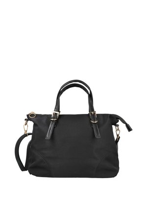 Bolso negro con doble asa, correa lateral ajustable, herrajes en tono dorado y cierre superior con cremallera sobre fondo blanco.