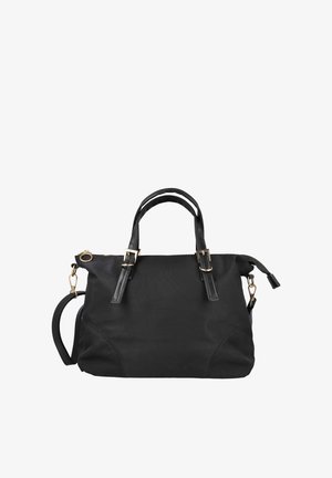 Bolso negro con doble asa, correa lateral ajustable, herrajes en tono dorado y cierre superior con cremallera sobre fondo blanco.