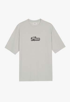 Lys grå t-shirt med korte ærmer lavet af blødt bomuldsstof. Har et sort grafisk logo på brystet. Crew neck-design med en afslappet pasform.