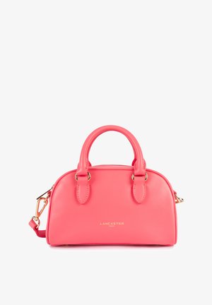 Piccola borsa a mano in pelle di corallo rosa, con manici doppi, finiture dorate e logo Lancaster Paris sul davanti.