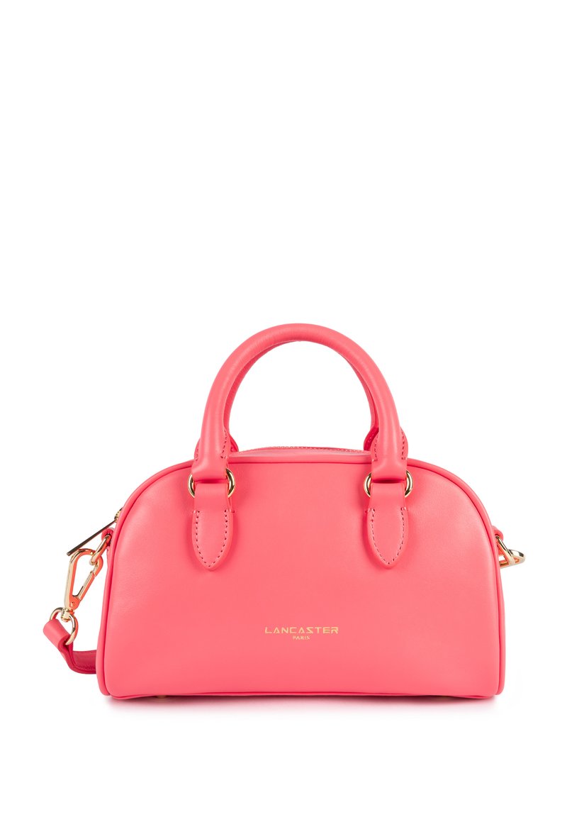 Petit sac à main en cuir rose corail, de forme arrondie, avec deux anses, quincaillerie dorée et logo Lancaster Paris sur le devant.