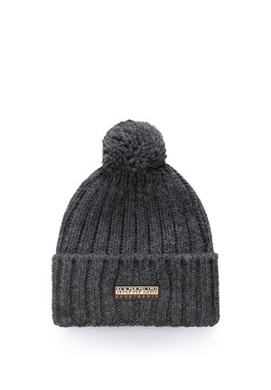 Cappello invernale lavorato a maglia grigio scuro con pon pon sulla cima e risvolto piegato con una piccola etichetta rettangolare del marchio.