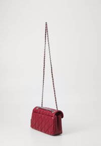 COACH QUILTED TABBY SHOULDER BAG - Olkalaukku - dark ruby