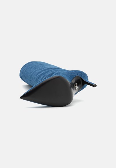 Stivale alla caviglia blu in tessuto con punta appuntita e tacco a stiletto nero slanciato. La parte superiore presenta un design testurizzato e arricciato.