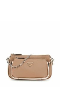 Sac bandoulière beige en matériau synthétique texturé, avec une bandoulière en chaîne argentée, des compartiments zippés et un logo distinctif à l'avant.