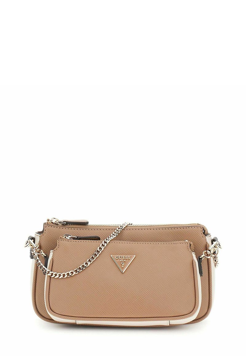 Sac bandoulière beige en matériau synthétique texturé, avec une bandoulière en chaîne argentée, des compartiments zippés et un logo distinctif à l'avant.