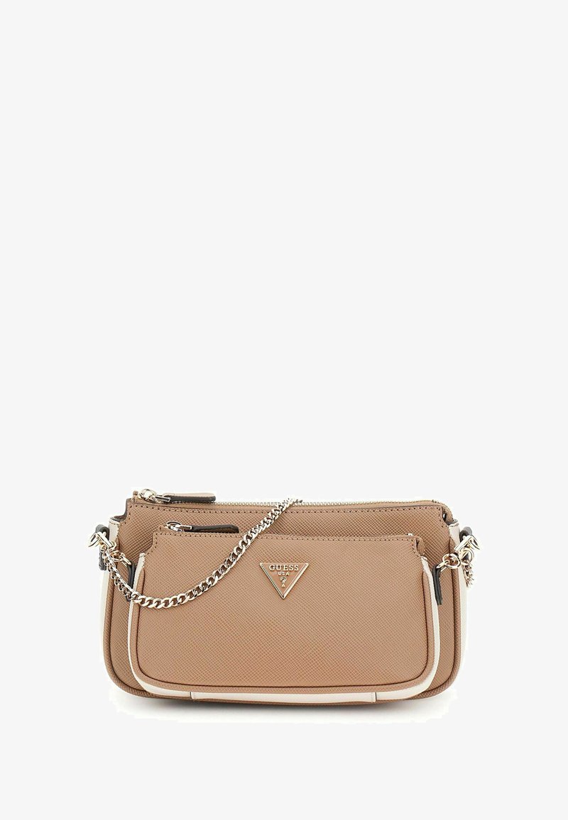 Sac bandoulière beige en matériau synthétique texturé, avec une bandoulière en chaîne argentée, des compartiments zippés et un logo distinctif à l'avant.