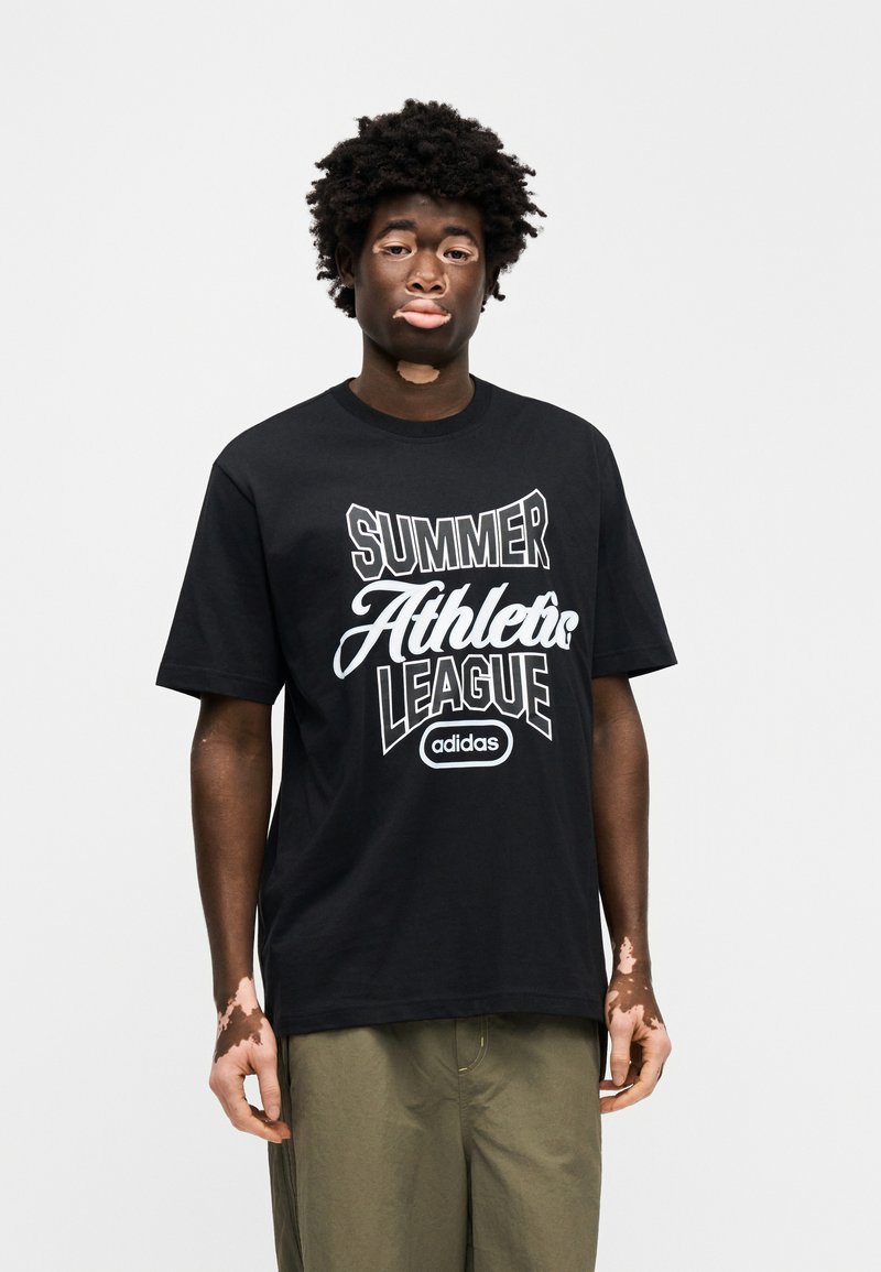 Czarny bawełniany t-shirt z białym nadrukiem "SUMMER ATHLETES LEAGUE". Luźny krój, krótkie rękawy i prążkowany okrągły dekolt.