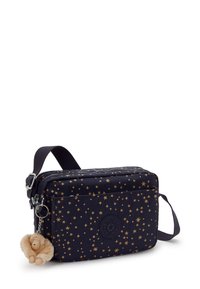Bolsa azul oscuro con un patrón de estrellas doradas, diseño rectangular, un bolsillo frontal, material de tela y un llavero de mono de peluche desmontable.