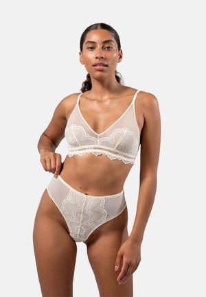 Beige bralette met kant, doorzichtig, en bijpassende hoogwendige onderbroek set. Kenmerkt delicate bloemige patronen, verstelbare bandjes en een zachte textuur.