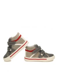 Grijze en beige kinderschoenen met hoge bovenkant, voorzien van klittenbandsluitingen, rubberen zool, rode accenten en contrasterende stikseldetails.
