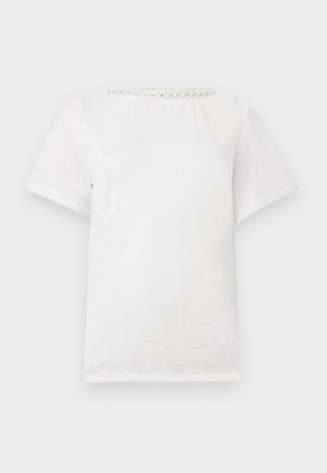 Λευκό κοντομάνικο μπλουζάκι με στρογγυλή λαιμόκοψη που διαθέτει μια σειρά διακοσμητικών μαργαριταριών κατά μήκος του γιακά.