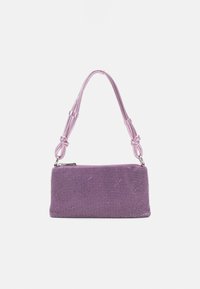 Paarse netstof handtas met een verstelbare schouderband, zilverkleurige accenten, rechthoekige vorm, gestructureerd oppervlak en een ritssluiting aan de bovenkant.