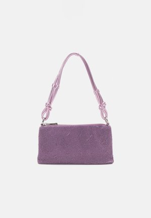Bolso de malla púrpura con una correa ajustable, herrajes plateados, forma rectangular, superficie texturizada y cierre de cremallera en la parte superior.
