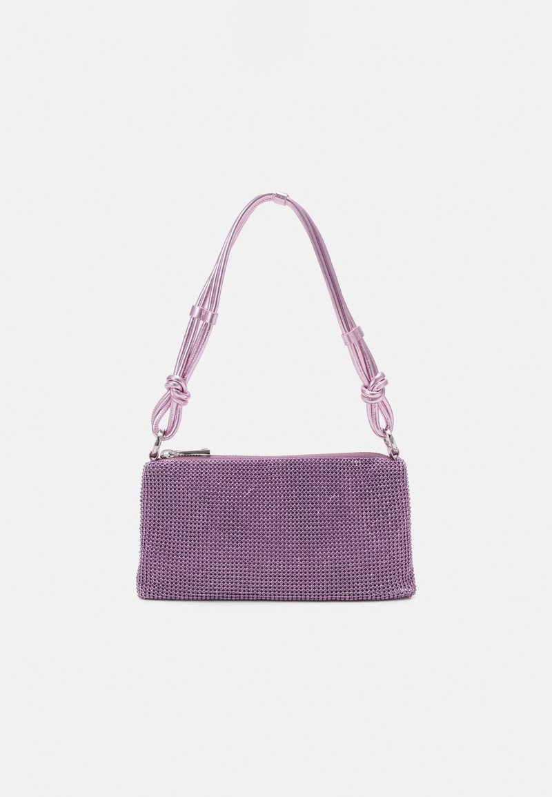 Bolso de malla púrpura con una correa ajustable, herrajes plateados, forma rectangular, superficie texturizada y cierre de cremallera en la parte superior.