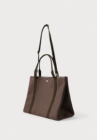 Ruda dryžuota rankinė su alyvuogių žalios spalvos dirželiu ir detalėmis. Yra dvi rankenos, struktūruota forma ir maža auksinė detalė.