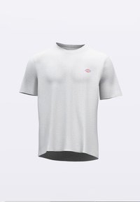 Světle šedé tričko s krátkým rukávem z texturované látky, s malým vícebarevným logem na levé straně hrudi a zaobleným lemem.