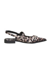 Sandal met luipaardprint en wijde hak, met een puntige neus, platte zwarte zool en decoratieve gespstrap. De stof heeft een gladde textuur met metallic accenten.