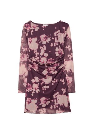 Robe à manches longues d'un bourgogne profond avec un imprimé floral rose pâle, présentant un froncage à la taille et une texture lisse et transparente.