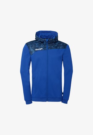 Blauw jack met capuchon en rits, met een donker geometrisch patroon over de schouders en het "Kempa"-logo op de linkerborst.