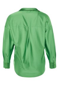 Grön satin skjorta, slät textur, klassisk krage, långa ärmar med knäppning vid handleden, veckdetalj på baksidan, skräddarsydd passform.