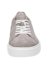 Graue Wildledersneaker mit weißen Schnürsenkeln, runder Zehenform, flacher, weißer Gummisohle und minimalistischem Design ohne zusätzliche Muster.