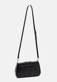 Sac à épaule en simili cuir noir avec une texture crocodile, de forme rectangulaire et avec une bandoulière réglable ; présente un rabat avec une fermeture magnétique.