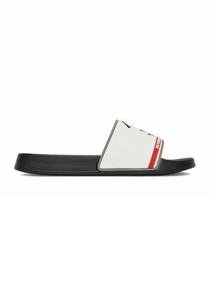Sort slidesandal med bredt hvidt bånd med røde og sorte tekstaccente, vist på hvid baggrund set fra siden.