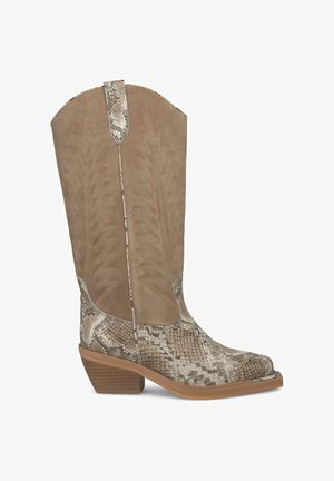 Jasnobrązowy zamszowy kowbojski but z wzorem wężowej skóry na palcach i pięcie, charakteryzujący się spiczastym kształtem, dekoracyjnym przeszyciem oraz warstwowym obcasem.